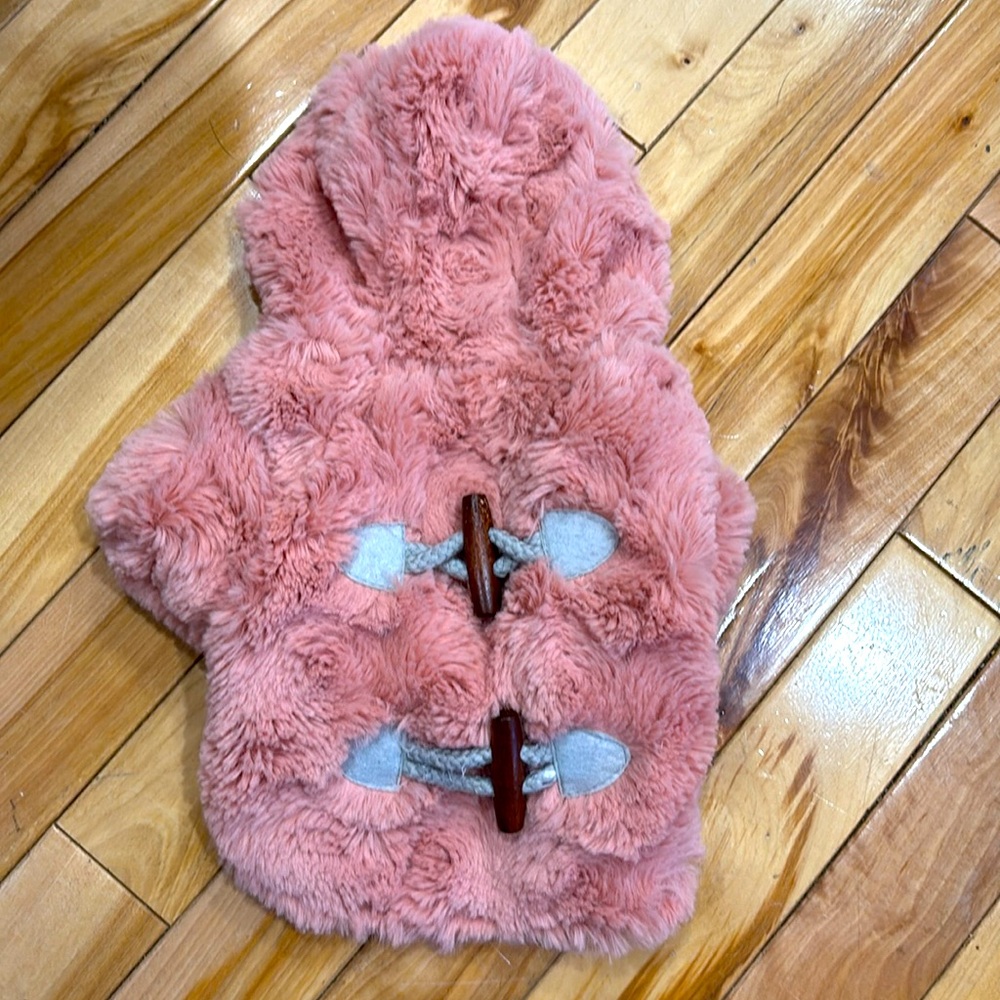 Fleece lined faux fur jacket with front faux toggles. XS